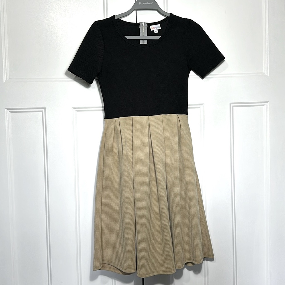 -Lularoe
* Amelia colorblock dress
* Stretch knit fabric with pockets!